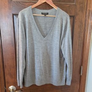 Banana Republic Women's V-Neck Sweater in Heather Gray 100% Merino Wool